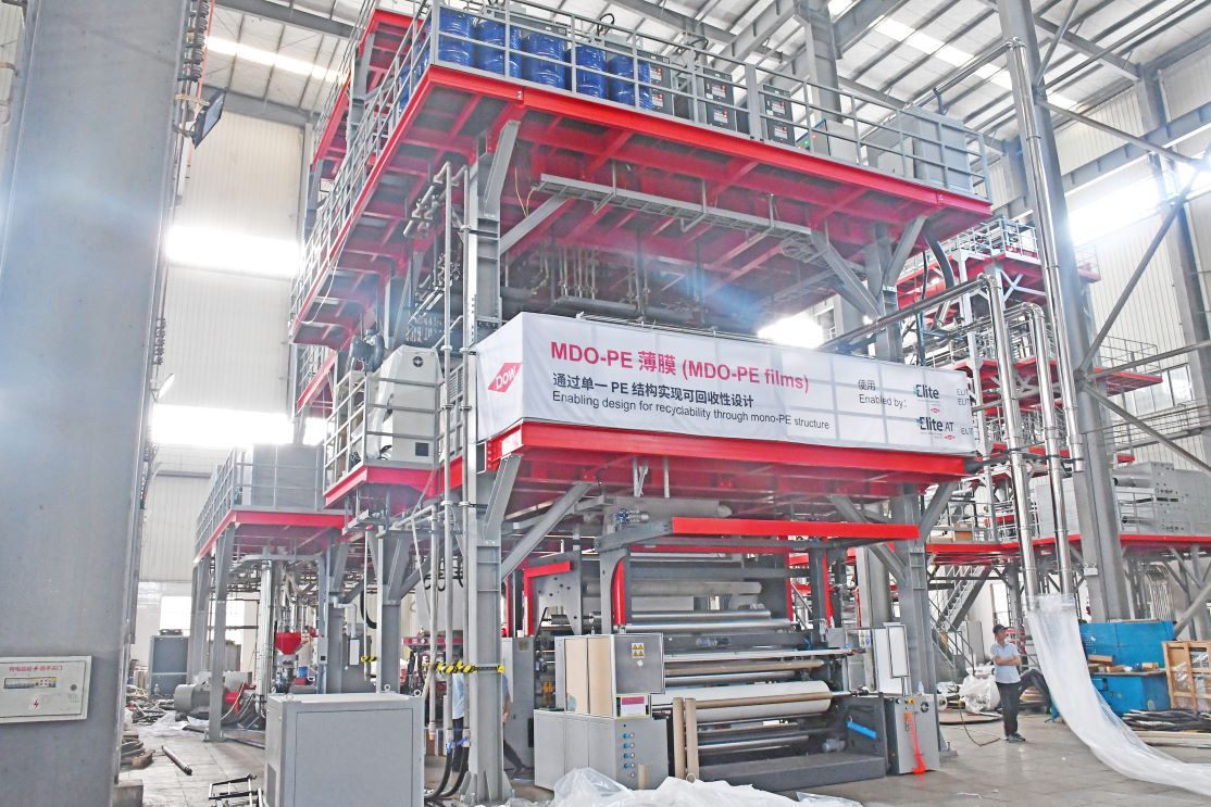 三层共挤薄膜吹膜机组带在线纵向拉伸装置的整机