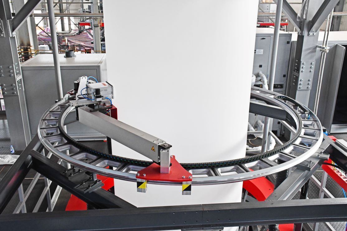 三层共挤薄膜吹膜机组带在线纵向拉伸装置的在线测厚装置