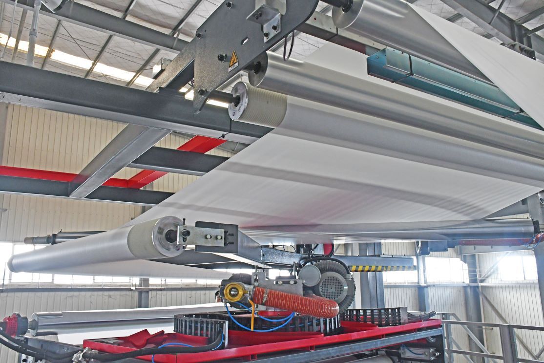 三层共挤薄膜吹膜机组带在线纵向拉伸装置的旋转牵引