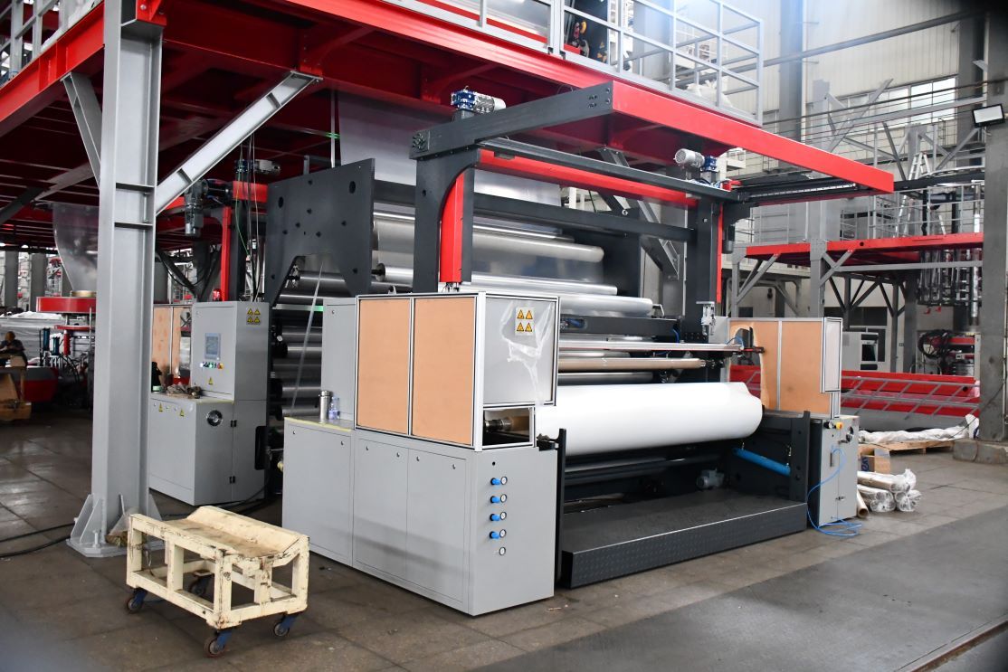 三层共挤薄膜吹膜机组带在线纵向拉伸装置的WSD-2800II全自动双工位间隙收卷机