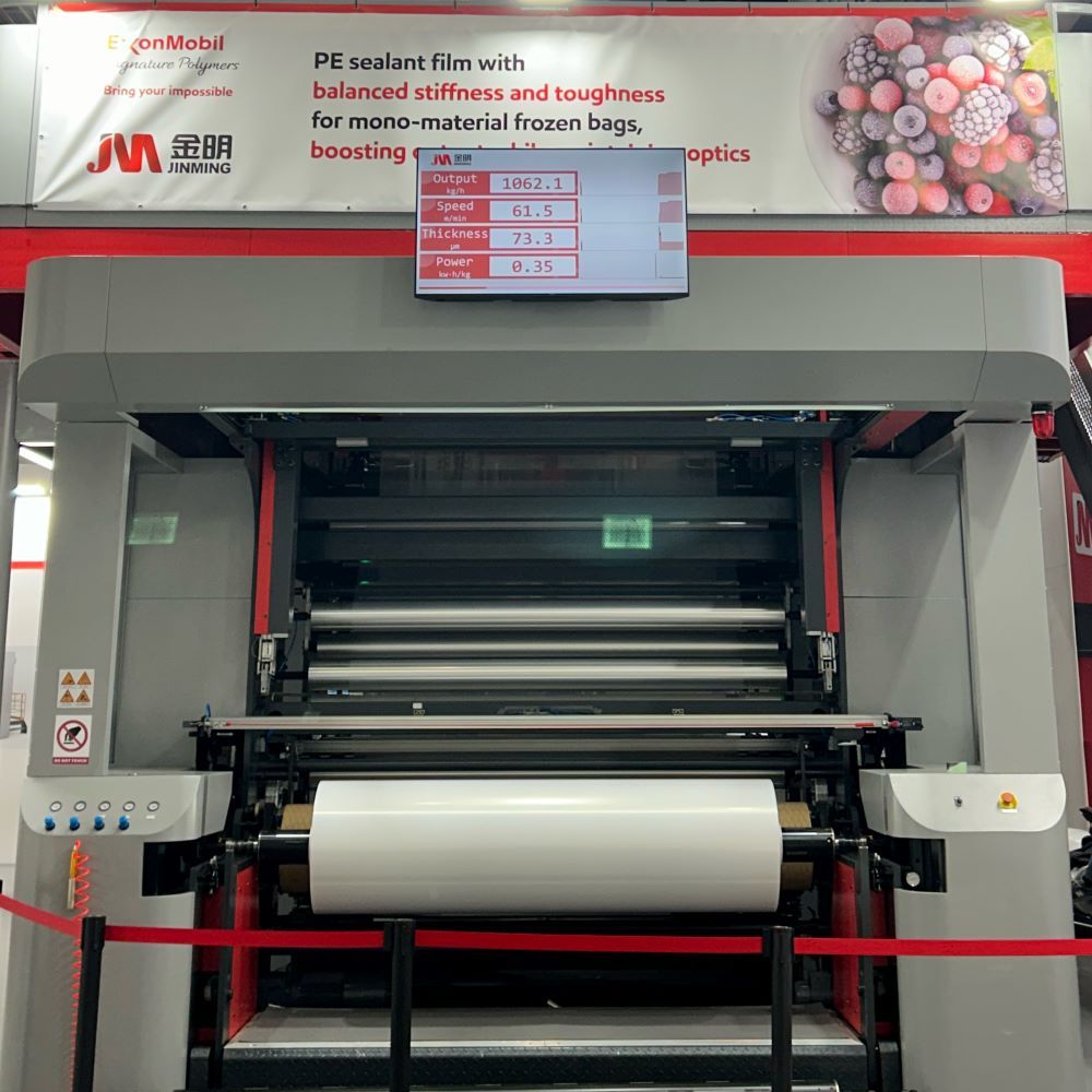 Jinming’s M5B-2500Q-S five-layer co-extrusion blown film line steadily produced film with a thickness of 70μm,variation within 2% (2 sigma), and output exceeding 1060kg/h