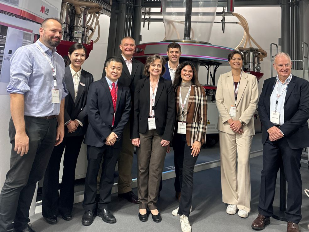 Jin Ming took a photo with his partners