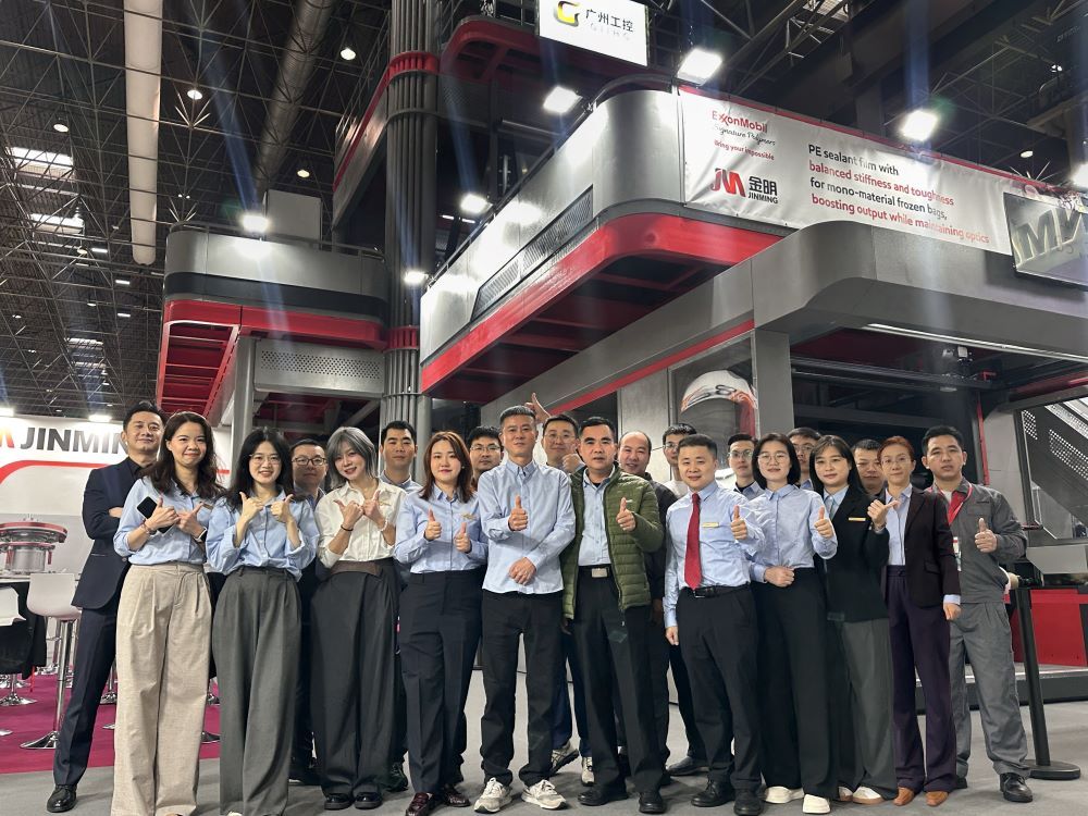 Group photo of the staff members participating in Jin Ming's exhibition